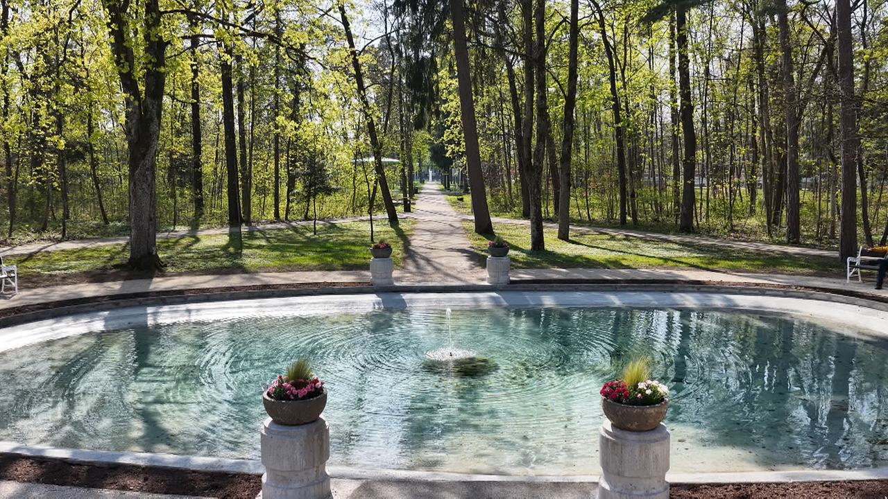 Springbrunnen in großem Park