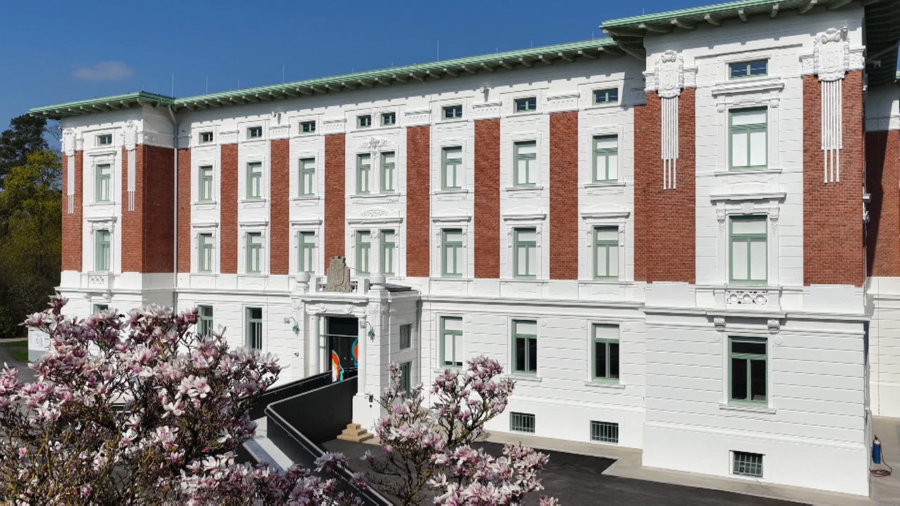 Hauptgebäude des Landesklinikums Mauer von außen