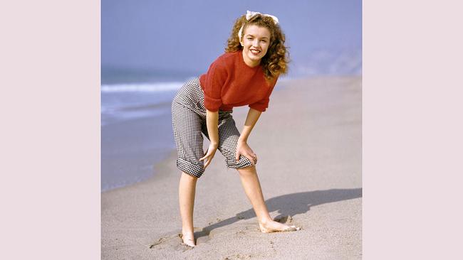 Marilyn Monroe noch als Norma Jaene am Strand