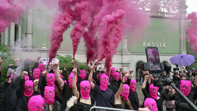 Protest vor Russischem Pavillon bei der Biennale 2026 in Venedig