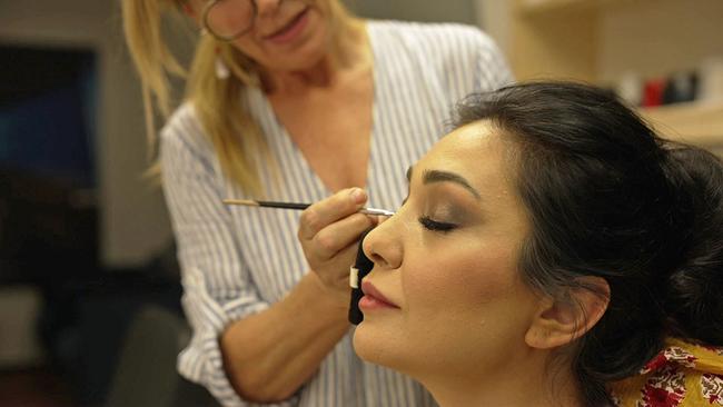 © ORF Kristina Mkhitaryan wird von Maskenbildnerin geschminkt