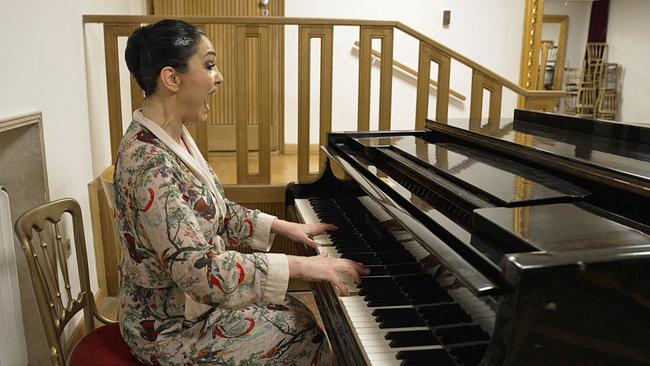 Kristina Mkhitaryan beim Einsingen am Klavier