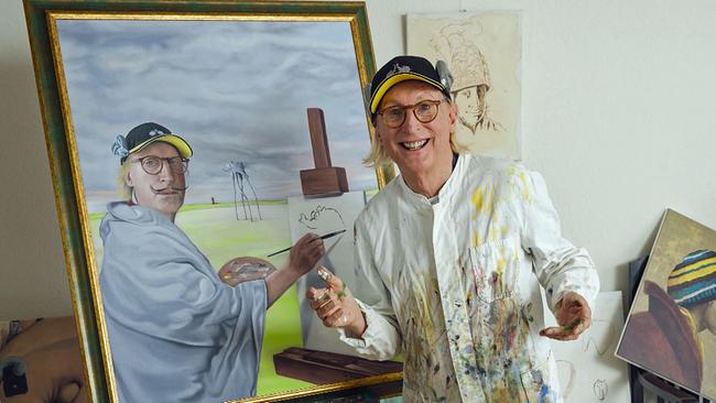 Otto Waalkes mit Pinsel vor Selbstporträt malend