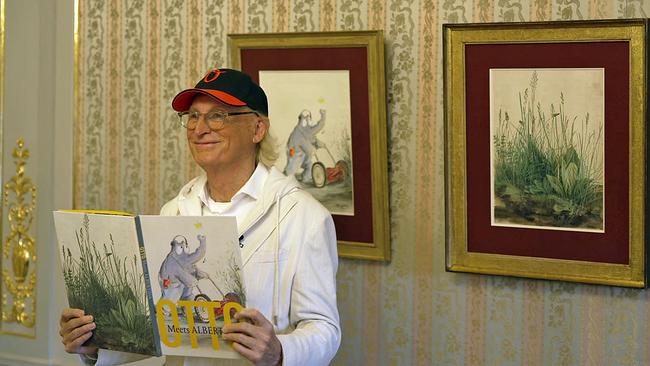 © ORF Otto Waalkes in der Albertina mit Ausstellungskatalog "Otto neets Albertina"