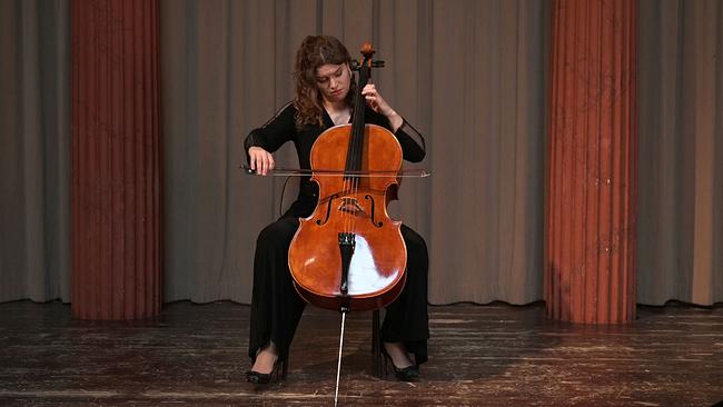 Julia Hagen Cello spielend