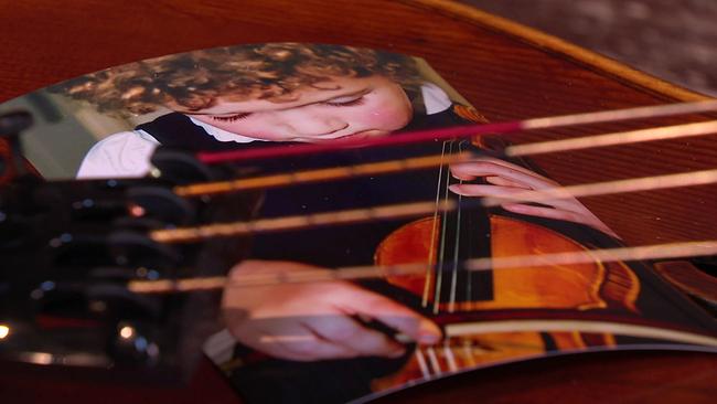 Julia Hagen Cello spielend
