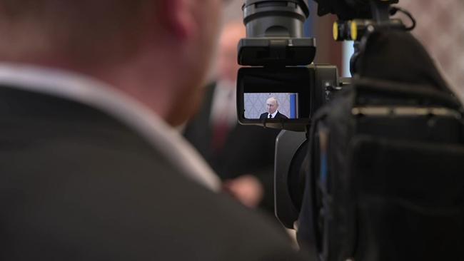 © ORF Vladimir Putin sehr klein in einem Suchbildschirm einer TV-Kamera