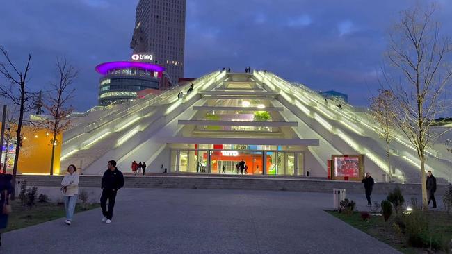 © ORF Pyramide von Tirana außen