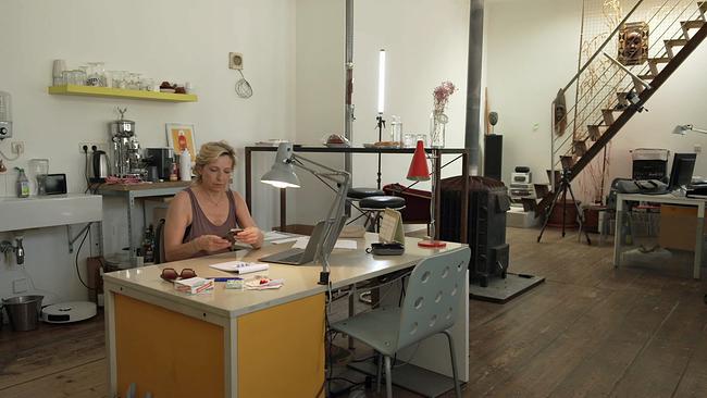 © ORF Casterin Martina Poel arbeitet an ihrem Schreibtisch