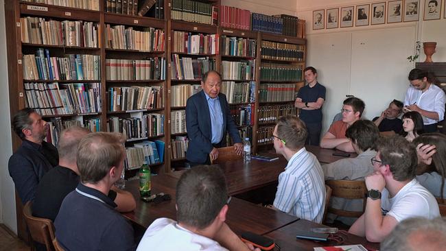 © ORF Francis Fukuyama als Vortragender mit Studenten