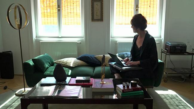 © ORF Tamara Štajner schreibend in ihrem Wohnzimmer
