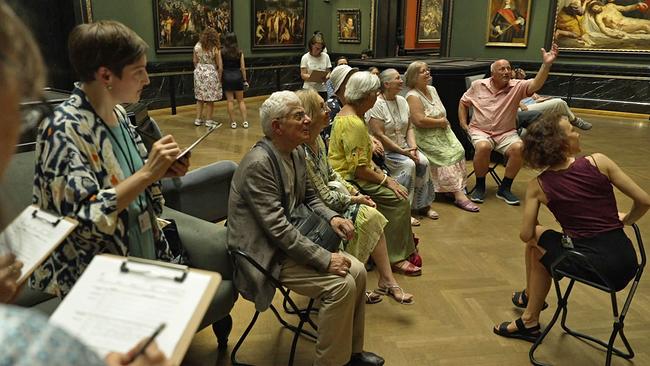 © ORF KHM Führung Studie "Gesundes Museum" - Seniorinnen im Gespräch mit Kunstvermittlerin vor Gemälde sitzend