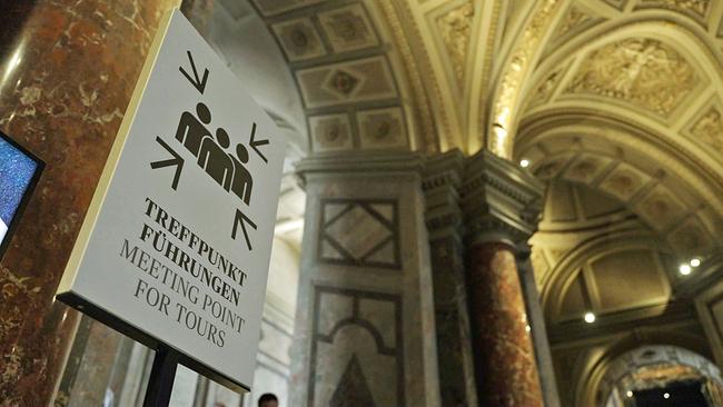 © ORF KHM Treffpunktschild für Führungen in prunkvoller Eingangshalle