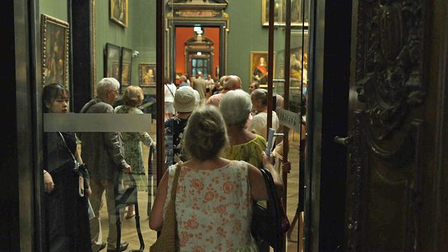 © ORF KHM Führung Studie "Gesundes Museum" - Seniorinnen betreten Ausstellungssaal