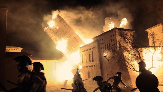 © Universal Pictures Die Odyssee Filmstill Kampfszene mit brennenden Gebäuden