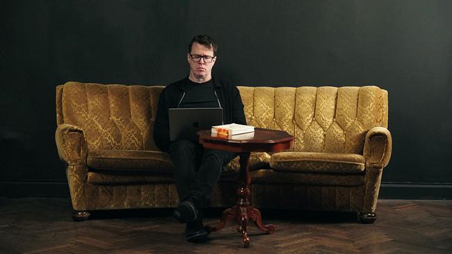 © ORF Jörg Piringer mit Laptop und Buch auf Sofa