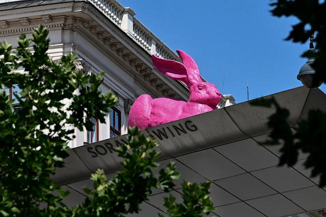 Die bunten Kunststoff- Version des Dürer-Hasen auf dem Dach der Albertina in Wien