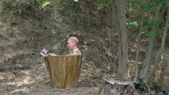 © ORF Pulautal Biennale, Sascha Zaitseva mit Buch in hölzernem Trog im Wald
