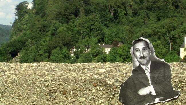 © ORF Foto des Schriftstellers Stefan Zweig, im Hintergrund Zweigvilla in Salzburg