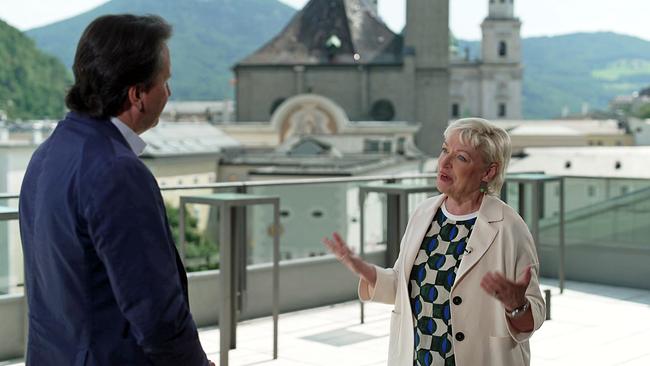© ORF Martin Traxl und Karin Bergmann im Gespräch vor Salzburgkulisse