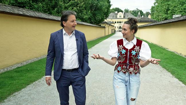 © ORF Martin Traxl im Gespräch mit Anna Buchegger bei Spaziergang in Salzburg/Hellbrunn