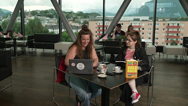© ORF Redaktionslleiterin Eva Krallinger und Autorin Alexandra Karner in Salzburger Bibliothek