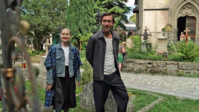 © ORF Valery Tscheplanowa und Christoph Luser am Friedhof in Salzburg