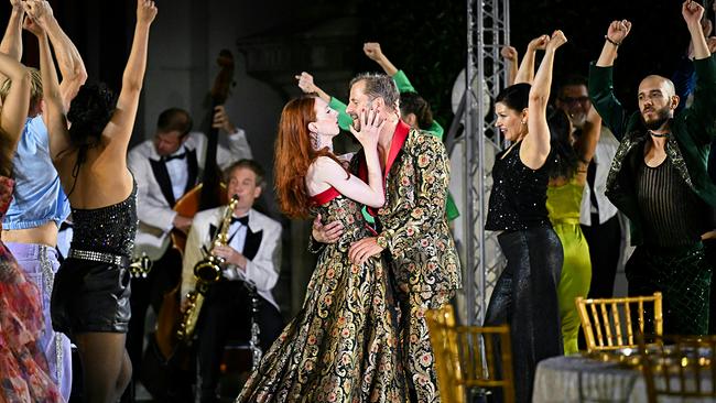 © APA/Barbara Gindl Roxane Duran als Buhlschaft in den Armen von Jedermann Philipp Hochmair und Ensemble