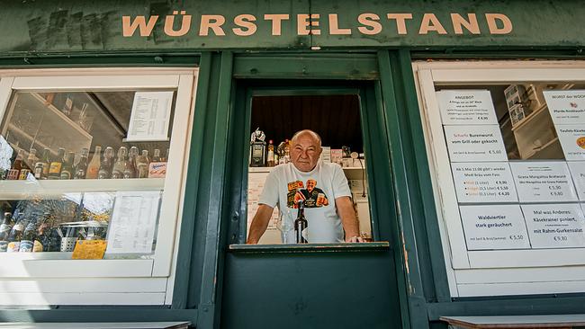 Besitzer schaut aus Würstelstandfenster 