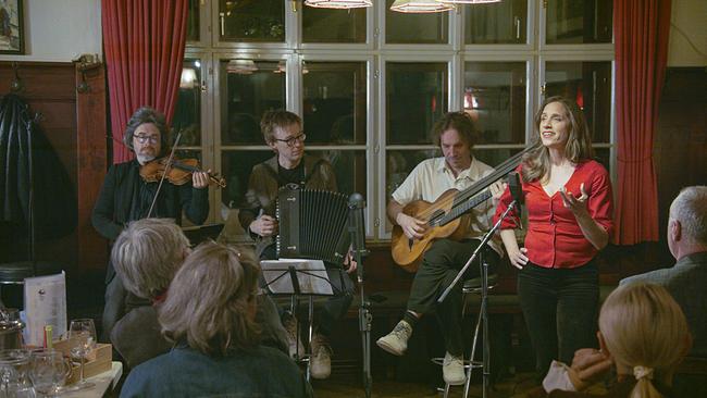 Dudel-Diva Agnet mit Musikern beim Heurigen