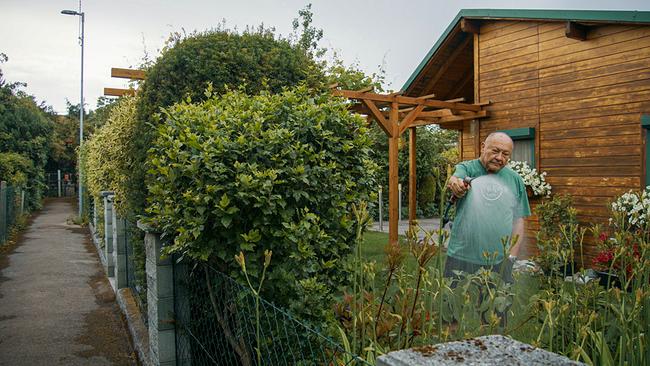 Christian gießt seinen geliebten Schrebergarten