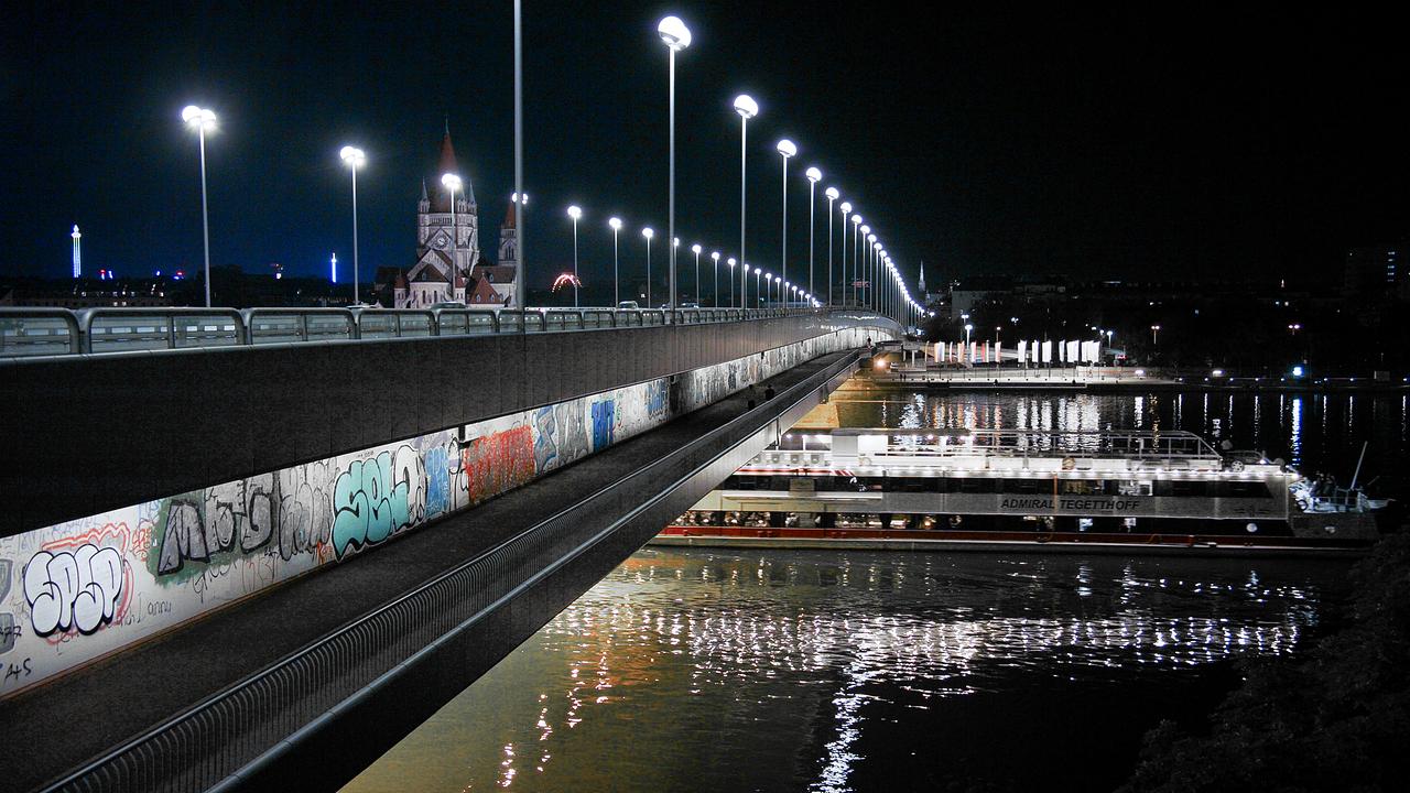 Die Wiener Reichsbrücke bei Nacht