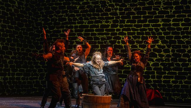 © Marco Sommer/Volksoper Wien Hannah Severin (Ronja), Ensemble