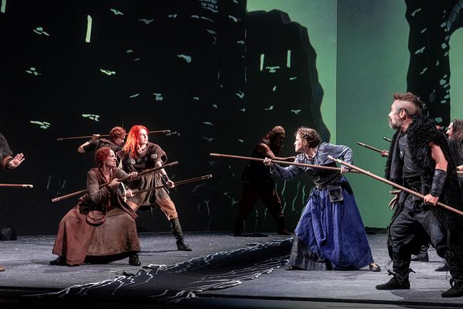 © Marco Sommer/Volksoper Wien Ronja Räuberstochter - Ursula Pfitzner (Undis), Rebecca Nelsen (Lovis), Juergen Maurer (Mattis), Ensemble