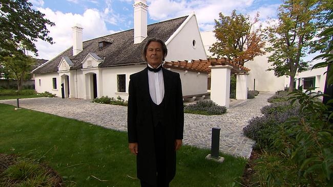 © ORF Man im Anzug vor Franz Liszt Haus in Raiding