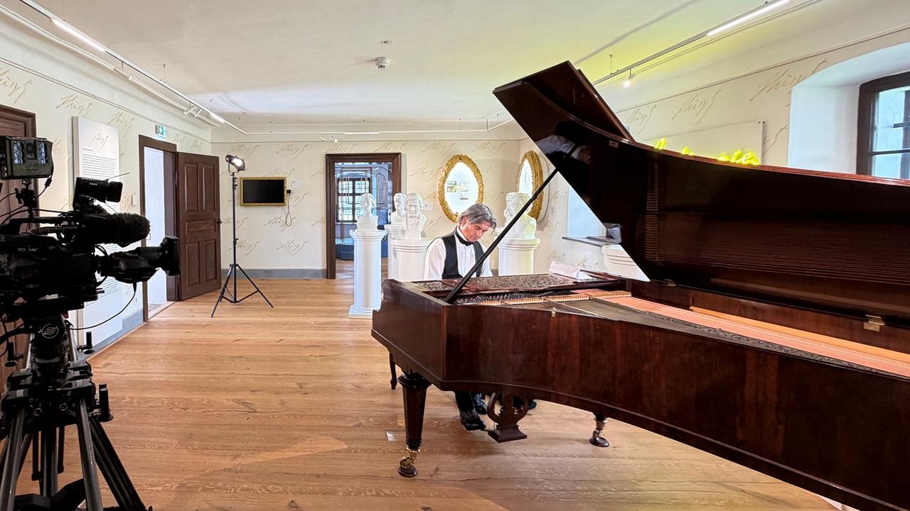 © ORF/Silvia Freudensprung-Schöll Mann sitzt am Klavier und spielt