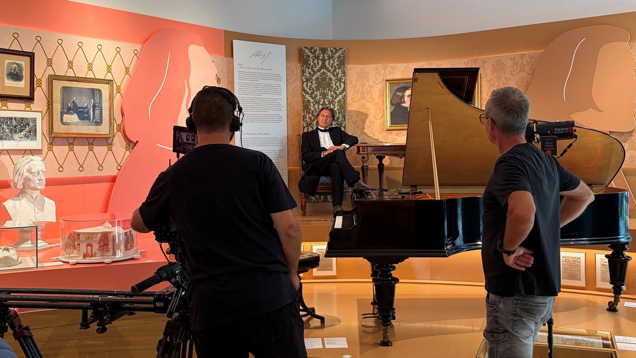 © ORF/Silvia Freudensprung-Schöll Tontechniker, Kameramann und Schauspieler während der Dreharbeiten