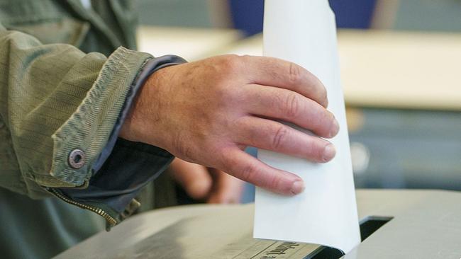 © APA/dpa/Andreas Arnold Hand wirft Wahlzettel in Wahlurne