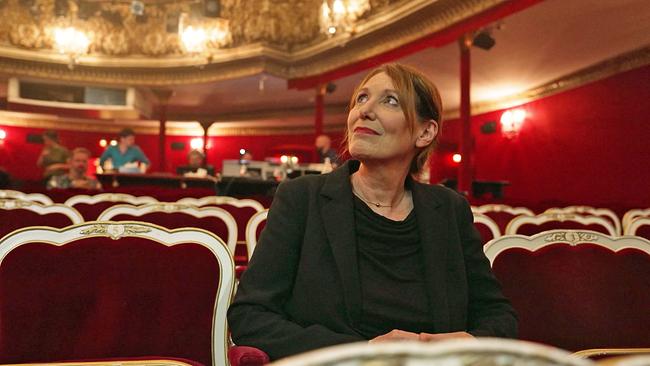 © ORF Marie Rötzer im Zuschauerraum des Theater in der Josefstadt