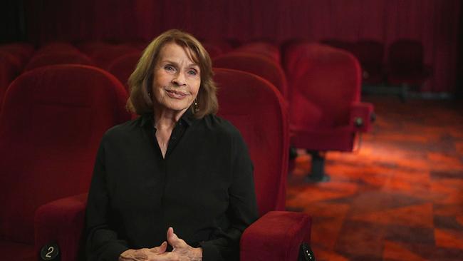 © ORF Senta Berger in Kinosaal beim Interview