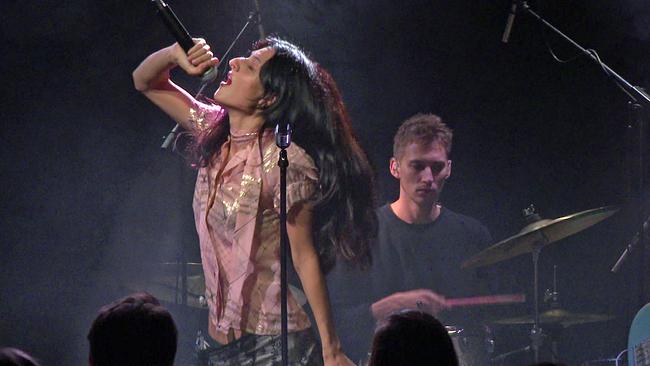 © ORF Sofie Royer singend bei Konzert
