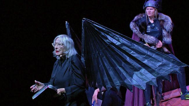© ORF Theaterprobe "Die Ankunft" - Emmy Werner als mahnender schwarzer Engel
