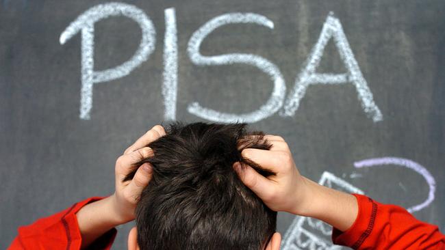 © APA/dpa/Jens Büttner Pisa Schriftzug auf Schultafel, davor Schüler der sich auf den Kopf greift