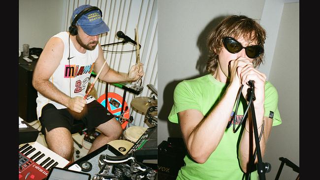 © Lukas Gansterer Bilderbuch - die Band Frontsänger und Percussionist