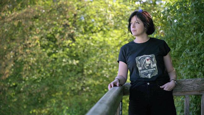 Mareike Fallwickl bei einem Spaziergang im Grünen