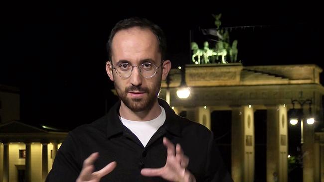 © ORF Igor Levit vor Brandenburger Tor