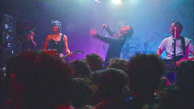 © ORF Bilderbuch - die Band: Liveauftritt