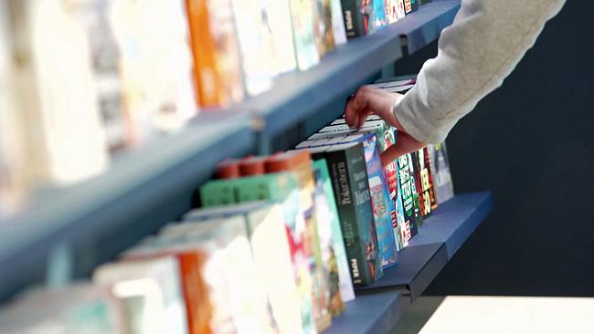 © ORF Frankfurter Buchmesse 2026 Hand nimmt Buch aus einem Regal