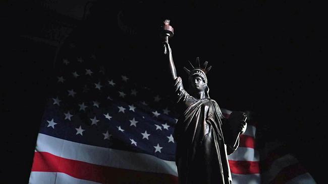 Skulptur der Freiheitsstatue vor USA Flagge