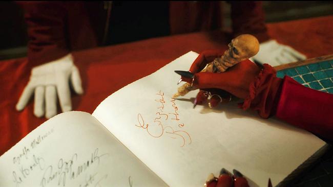 Filmstill „Die Blutgräfin", Hand der Blutgräfin schreibend